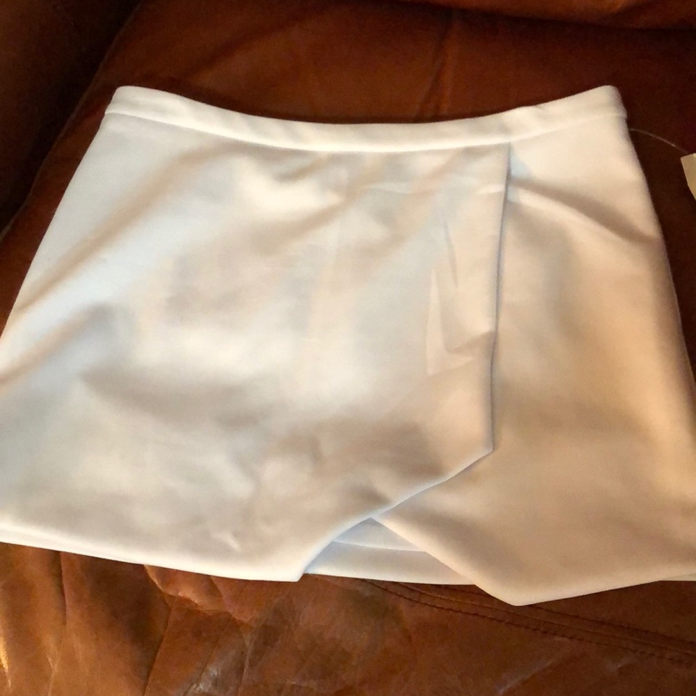 Cute little white Drew skirt